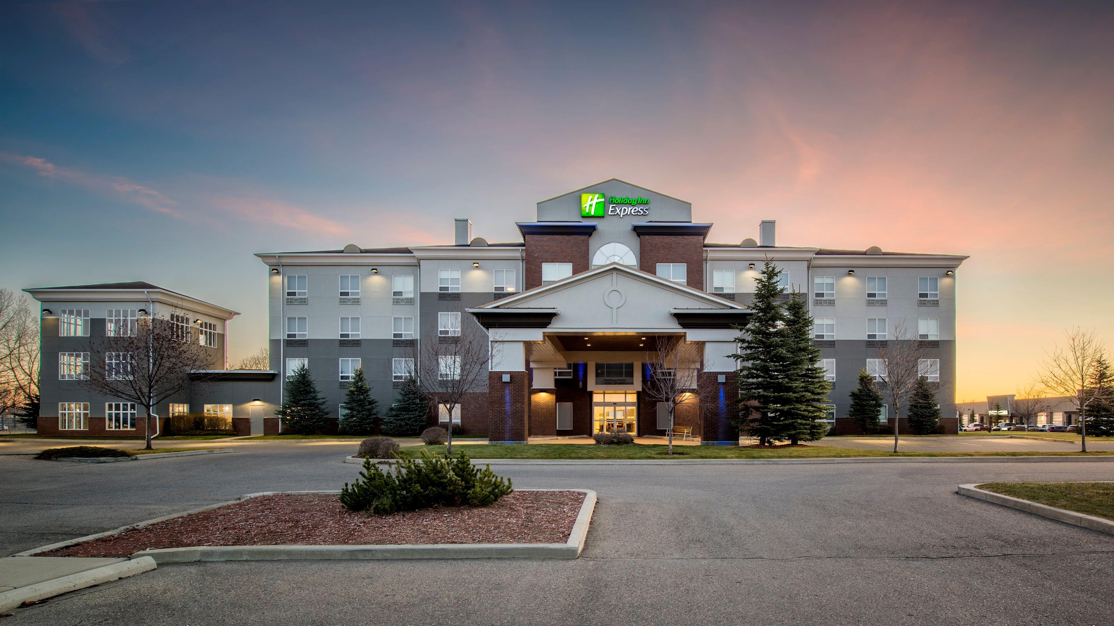 Holiday Inn Express Airdrie By Ihg Exterior foto