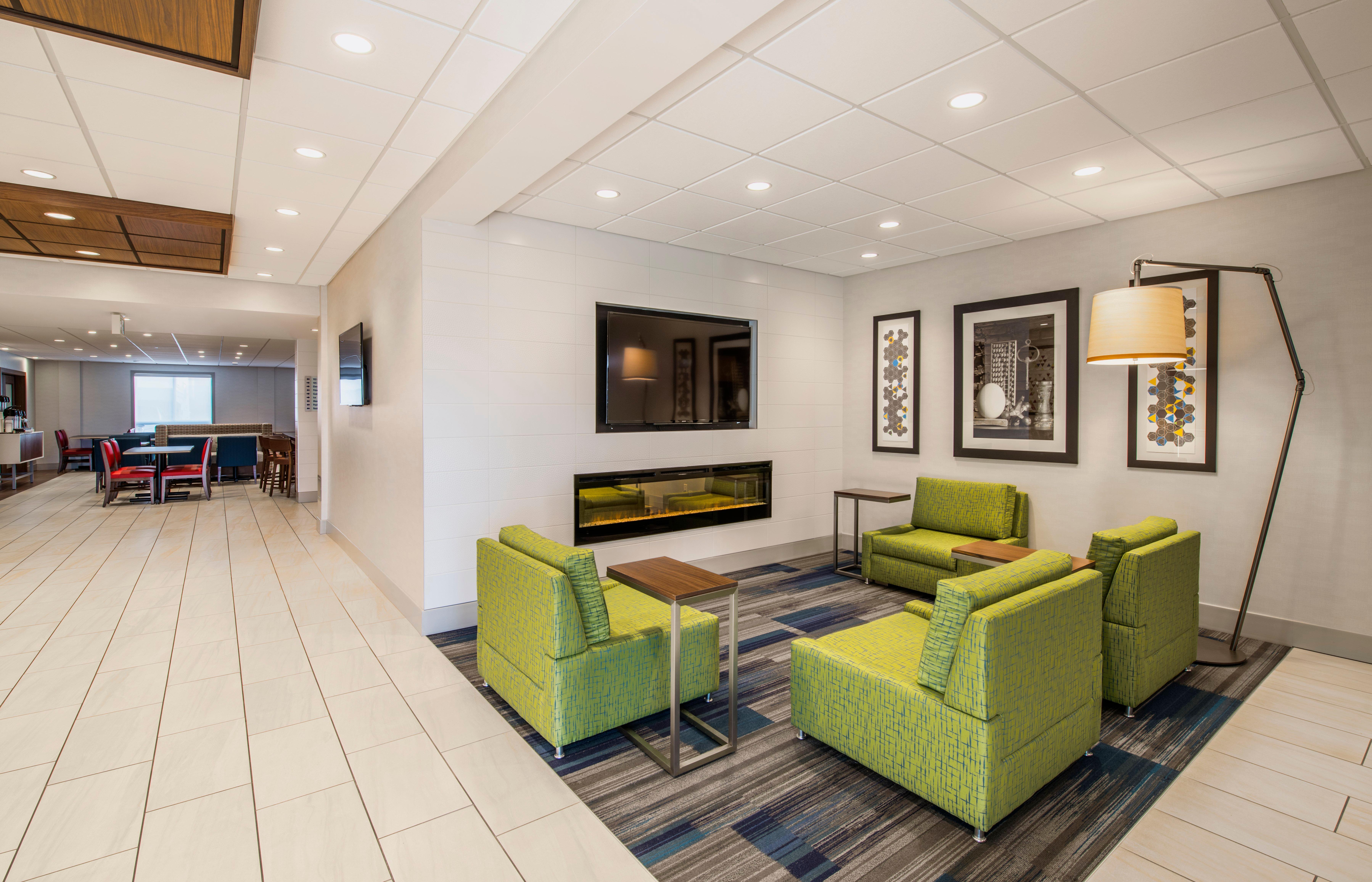 Holiday Inn Express Airdrie By Ihg Exterior foto