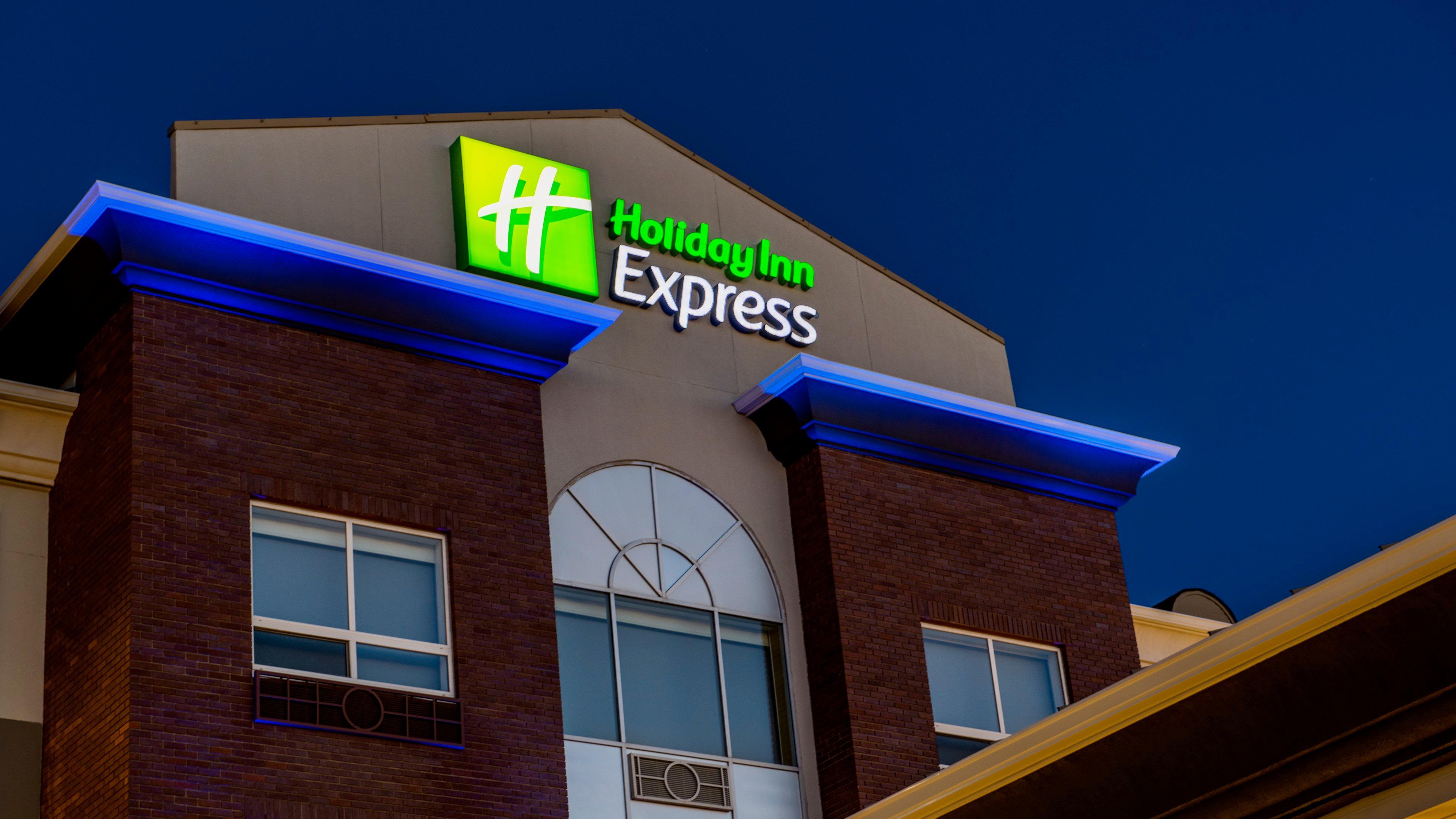 Holiday Inn Express Airdrie By Ihg Exterior foto