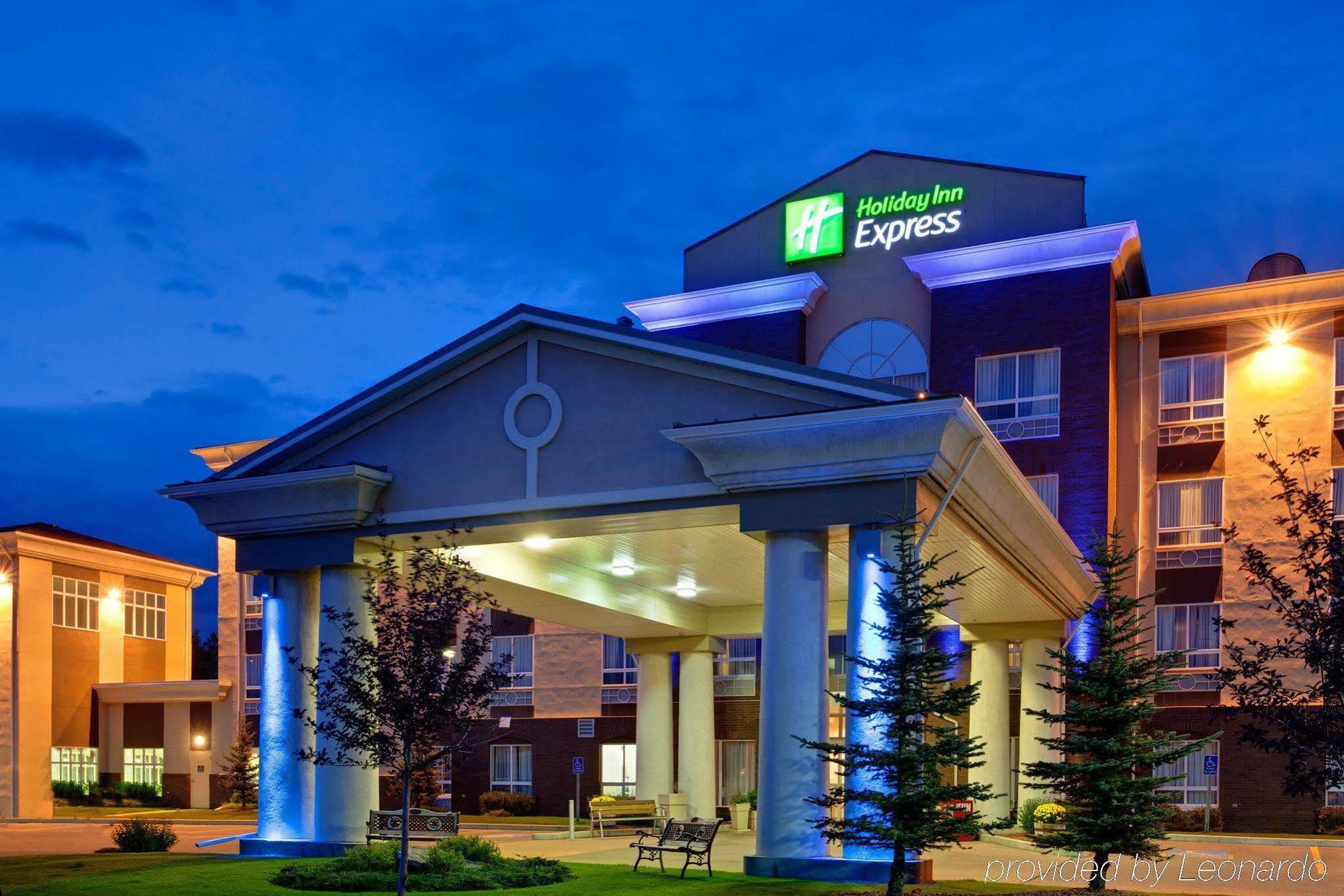 Holiday Inn Express Airdrie By Ihg Exterior foto