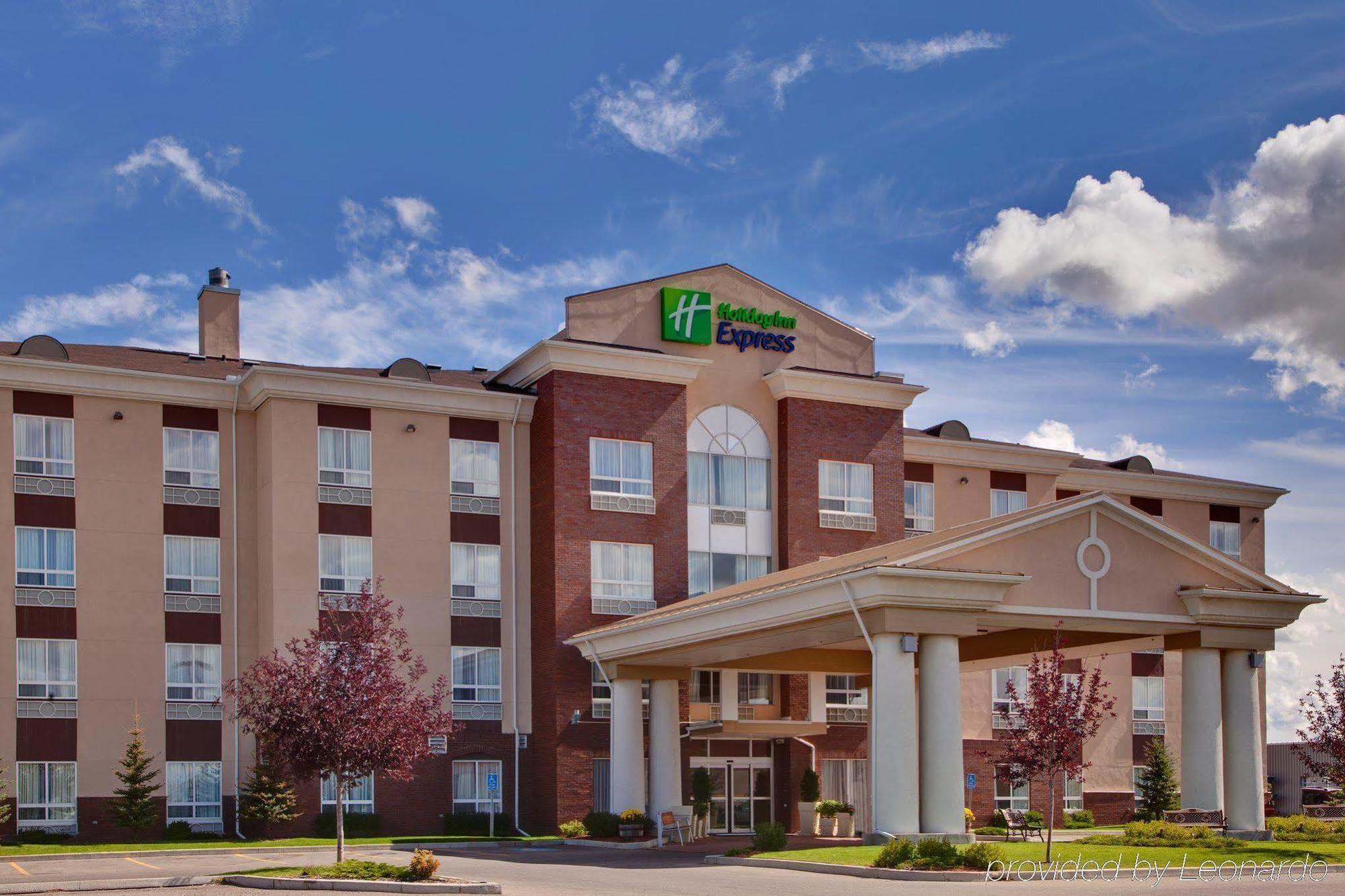 Holiday Inn Express Airdrie By Ihg Exterior foto