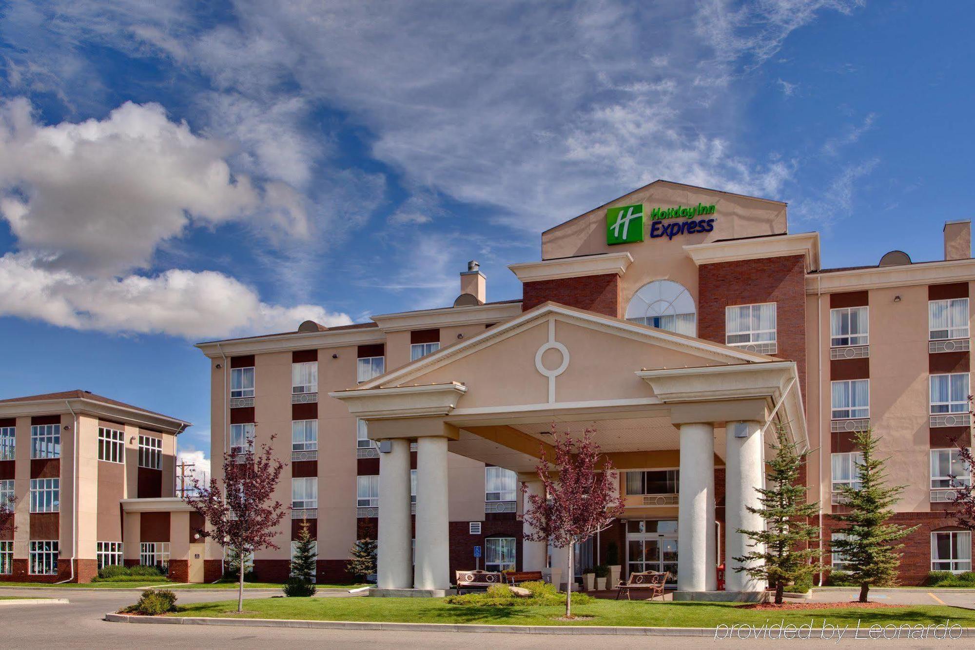 Holiday Inn Express Airdrie By Ihg Exterior foto