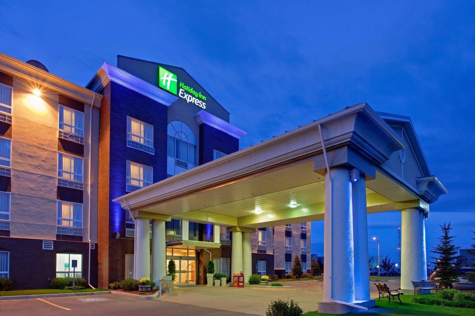 Holiday Inn Express Airdrie By Ihg Exterior foto